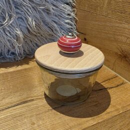 Glas mit Holzdeckel und rot-weissem Keramikgriff