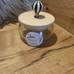 Glas mit Holzdeckel und schwarz-weissem Ballongriff