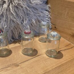Glas mit schönen farbigen Keramikgriffen