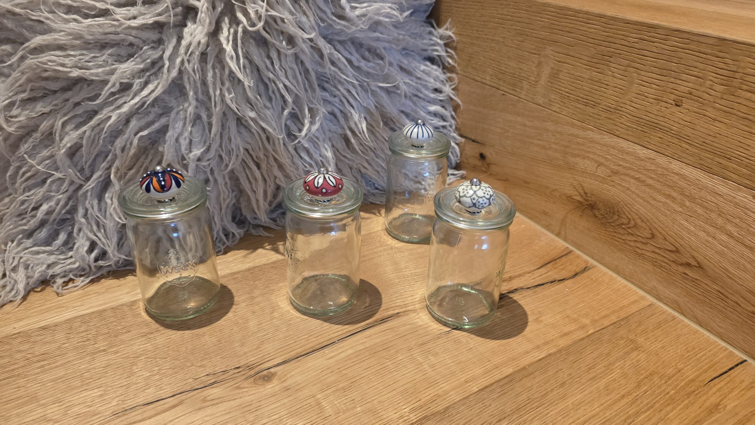 Glas mit schönen farbigen Keramikgriffen