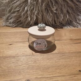 Schönes Glas und Holzdeckel mit kleinem weiss-blauem Keramikgriff