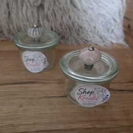 Kleine Gläser mit schönem Keramikgriff in rosa oder blau-weiss