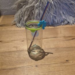 Trinkglas ohne Deckel mit Trinkröhrchen und Silikondecko